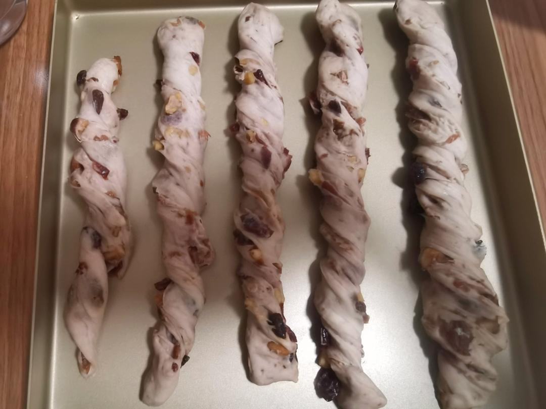 红酒葡萄干面包棒