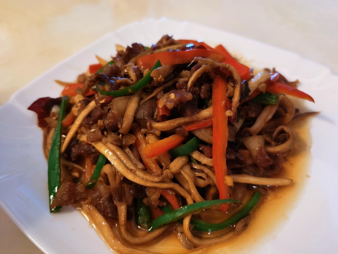 五花肉干锅茶树菇