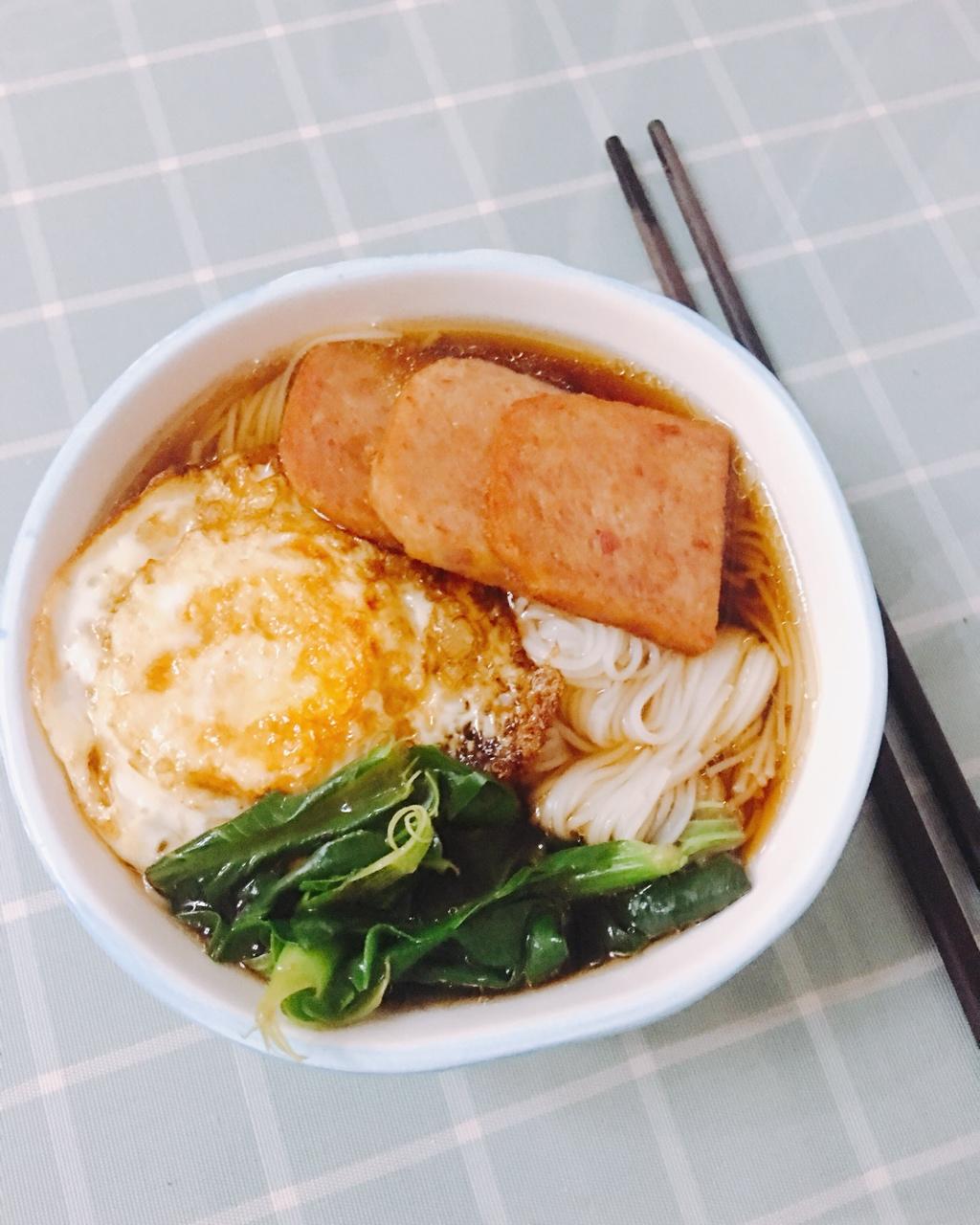 白兔糖serena做的港式餐蛋面