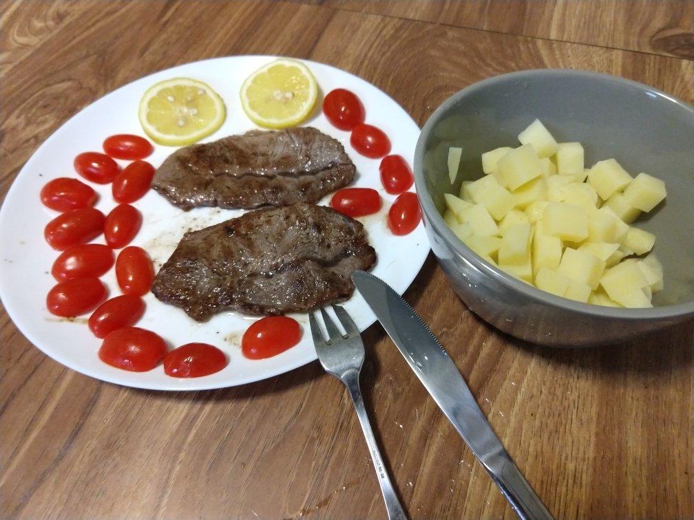 四分钟煎好一块鲜嫩多汁的牛排