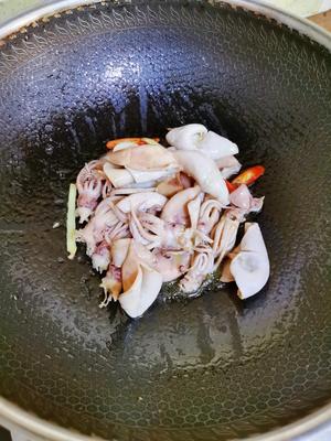 简单又好吃的韭菜炒海兔干的做法 步骤7