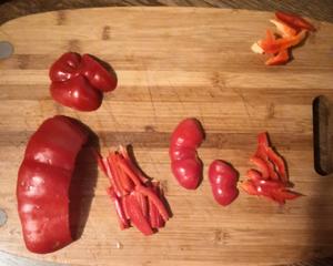 凉拌菜椒或者小红圆萝卜的做法 步骤2