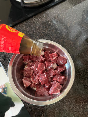 黑椒牛肉粒炒口蘑的做法 步骤4