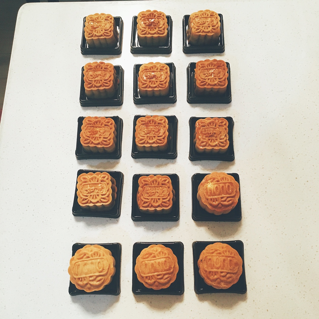 广式月饼—蛋黄莲蓉月饼
