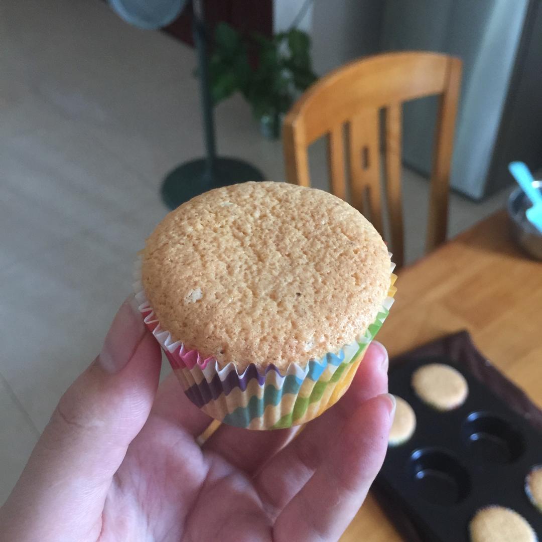 原味海绵纸杯蛋糕（非常适合裱花、盖糖皮的cupcake方子）