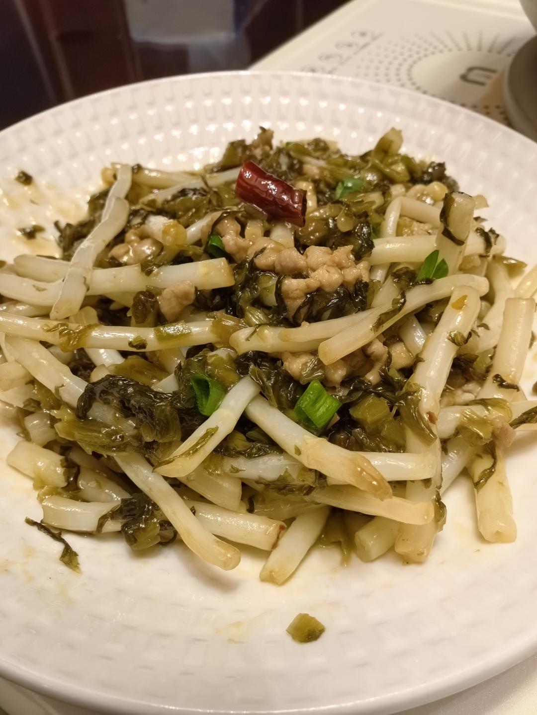 雪菜肉丝炒芦苇梗（银条）