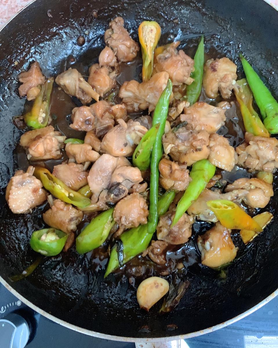 香气火爆口感滑嫩的啫啫滑鸡煲