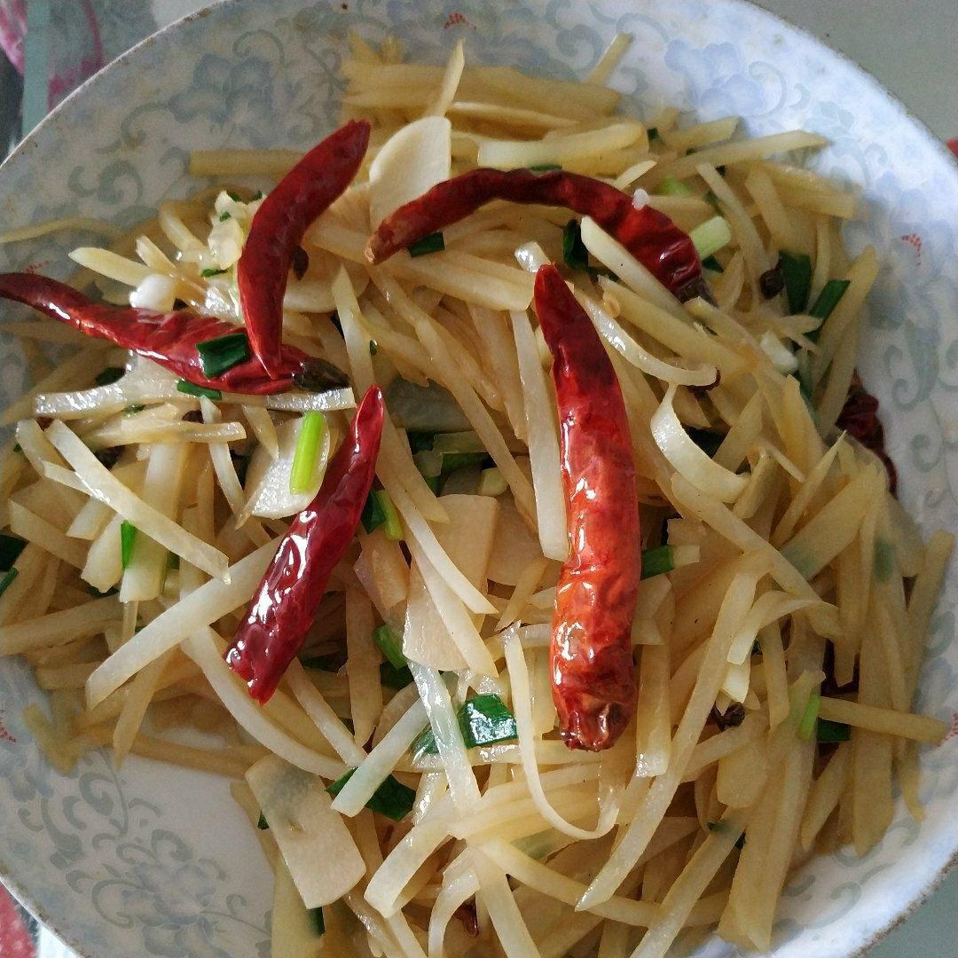 厨师长教你：“炝炒土豆丝”的家常做法，口感爽脆