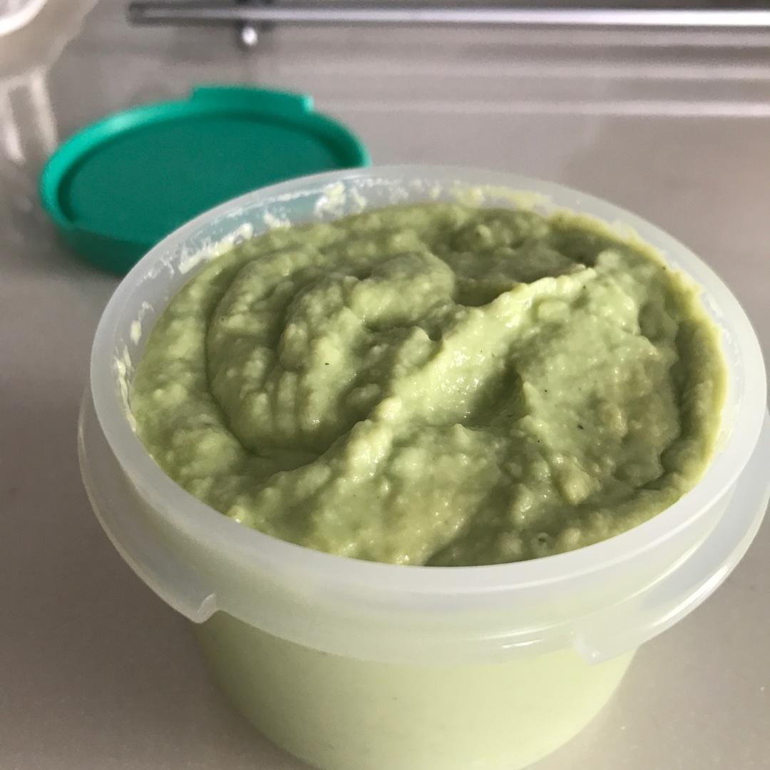 牛油果酱配烤辣薯条