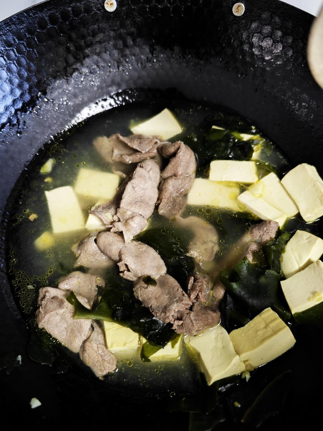 低脂饱腹营养可口的裙带菜牛肉卷豆腐汤——中式一日三餐（二百三十九）