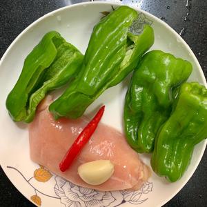 青椒炒鸡胸肉 嫩！的做法 步骤1