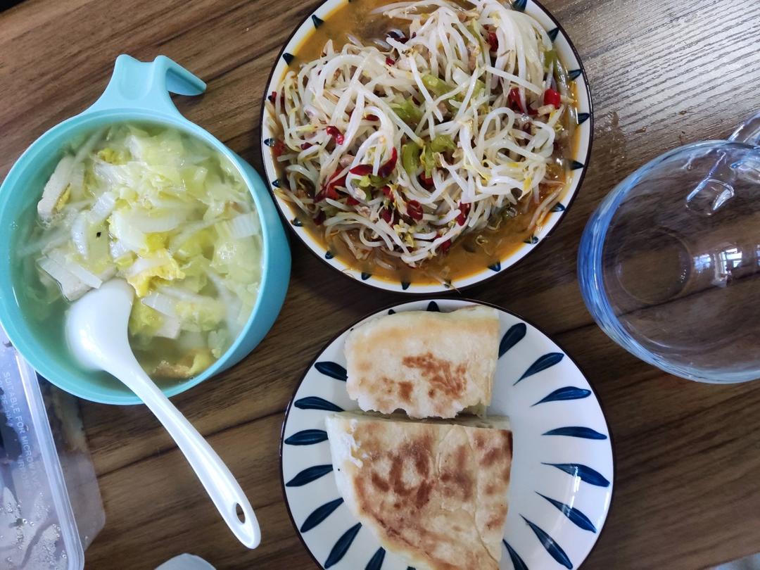 三块钱搞掂：清爽简单的青椒炒绿豆芽