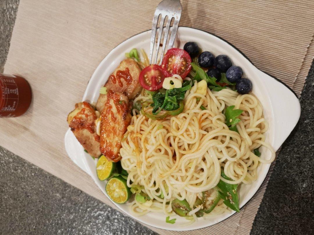 想不好吃都难的——酸甜清爽青柠鸡胸肉凉面！gif小动图