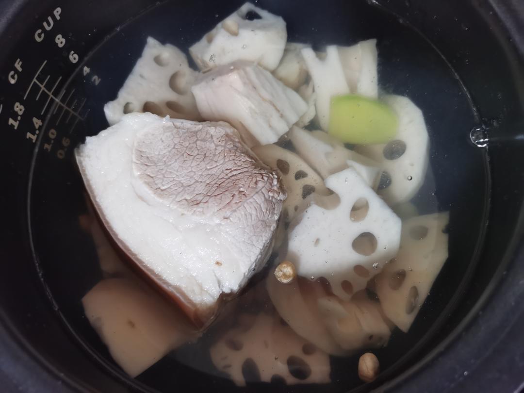煲一款汤好喝材料也好吃的汤花生莲藕汤