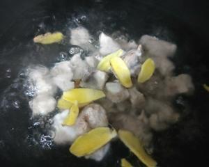胡萝卜玉米排骨汤煲的做法 步骤2