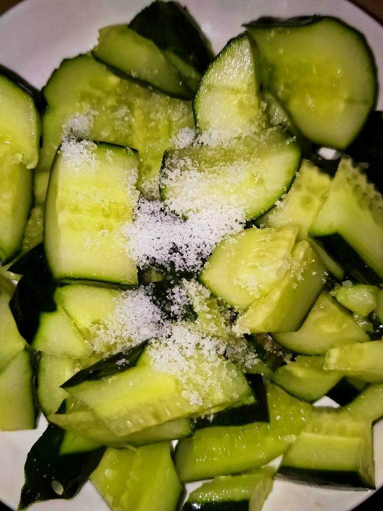 超级简单又好吃的凉拌青瓜的做法 步骤2