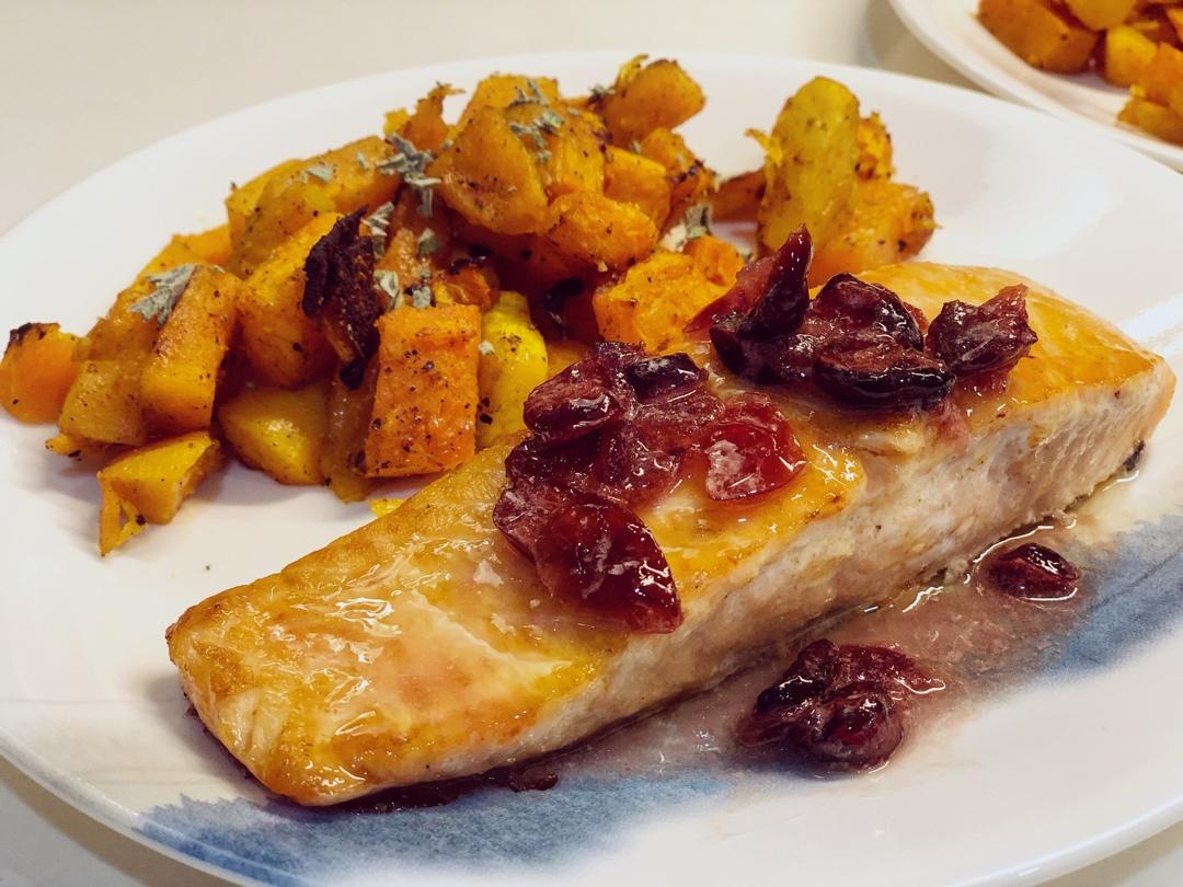 烤三文鱼配蔓越莓甜酸酱Salmon with Cranberry Chutney