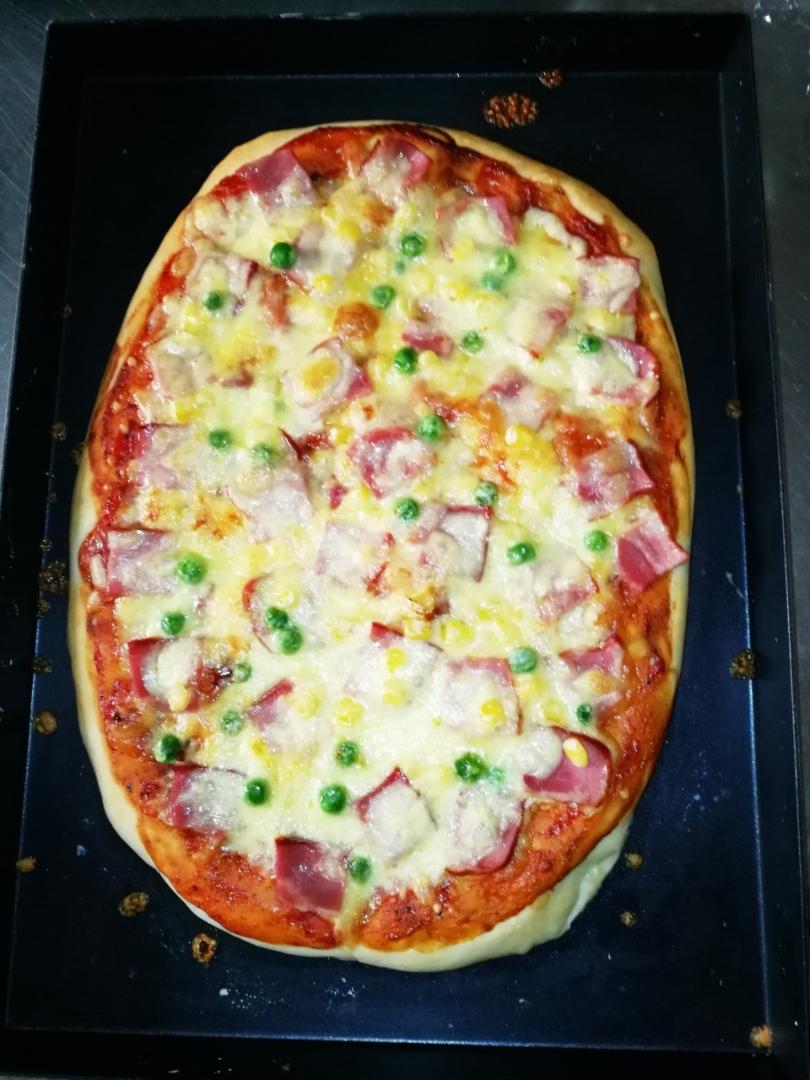 薄饼脆皮火腿pizza