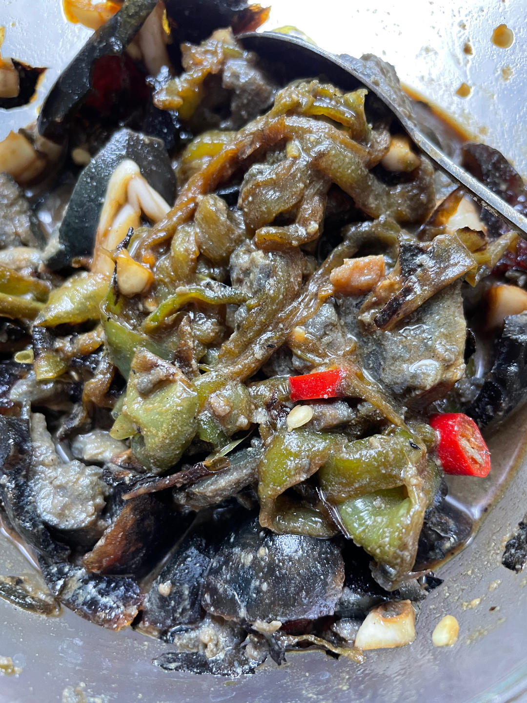 巨简单又好吃到爆的辣椒擂皮蛋