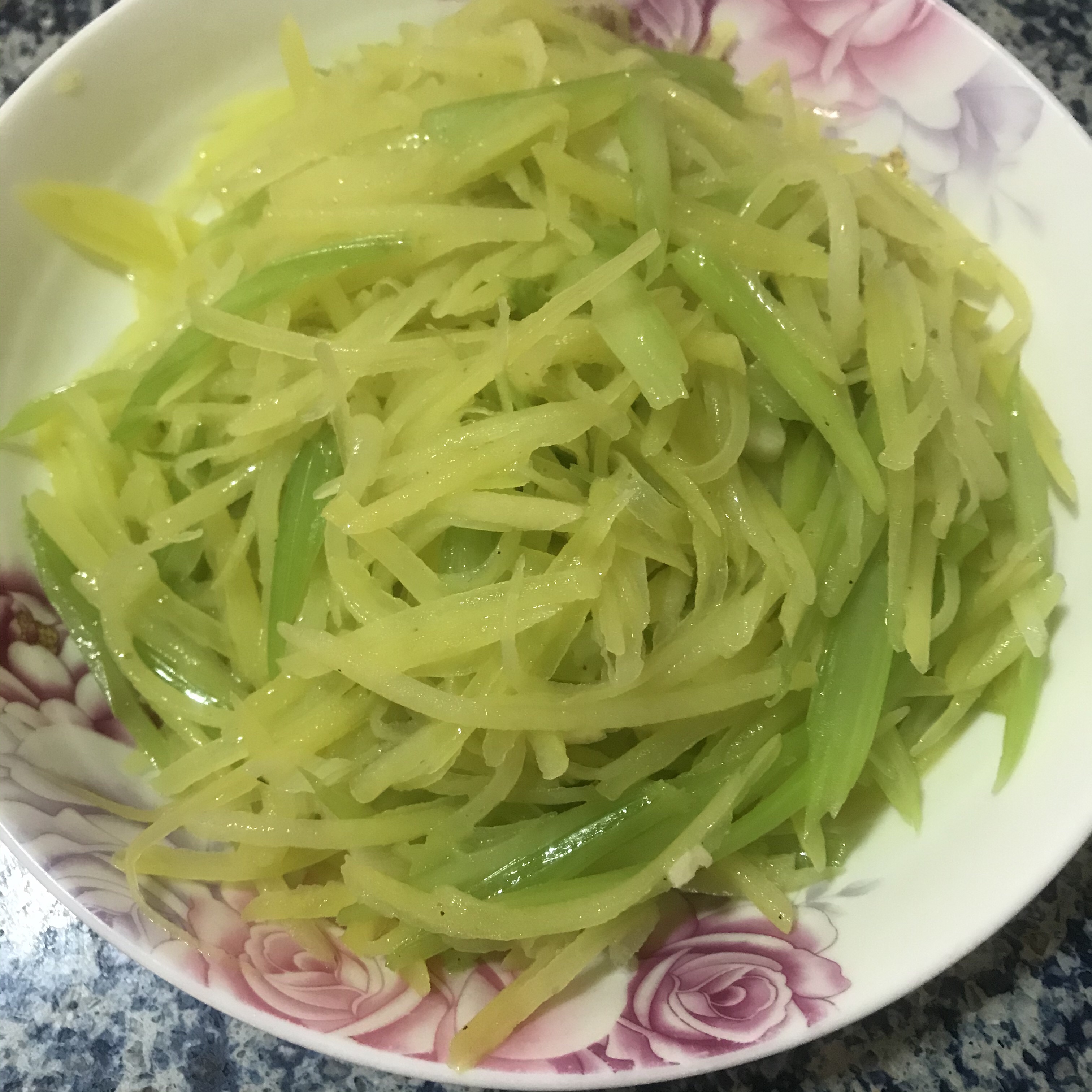 容易做又好吃的家常版土豆丝炒芹菜的做法