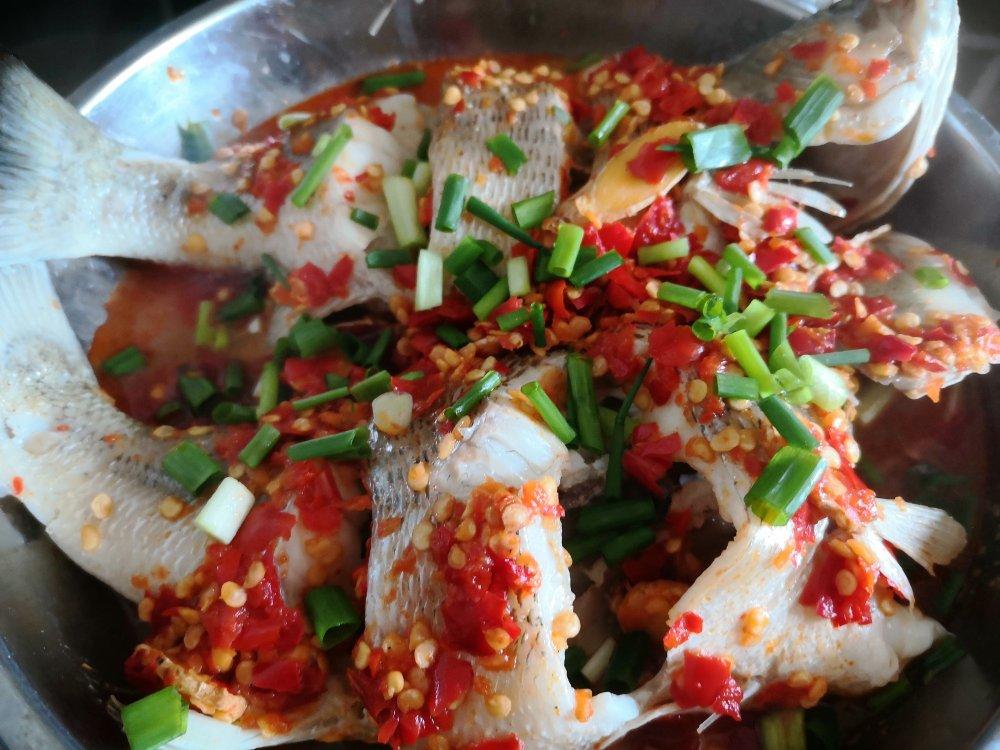剁椒蒸鲈鱼