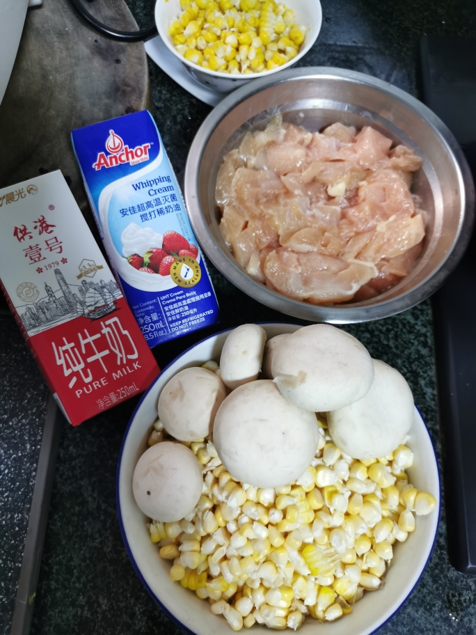 超容易上手—玉米鸡肉忌廉浓汤的做法 步骤1