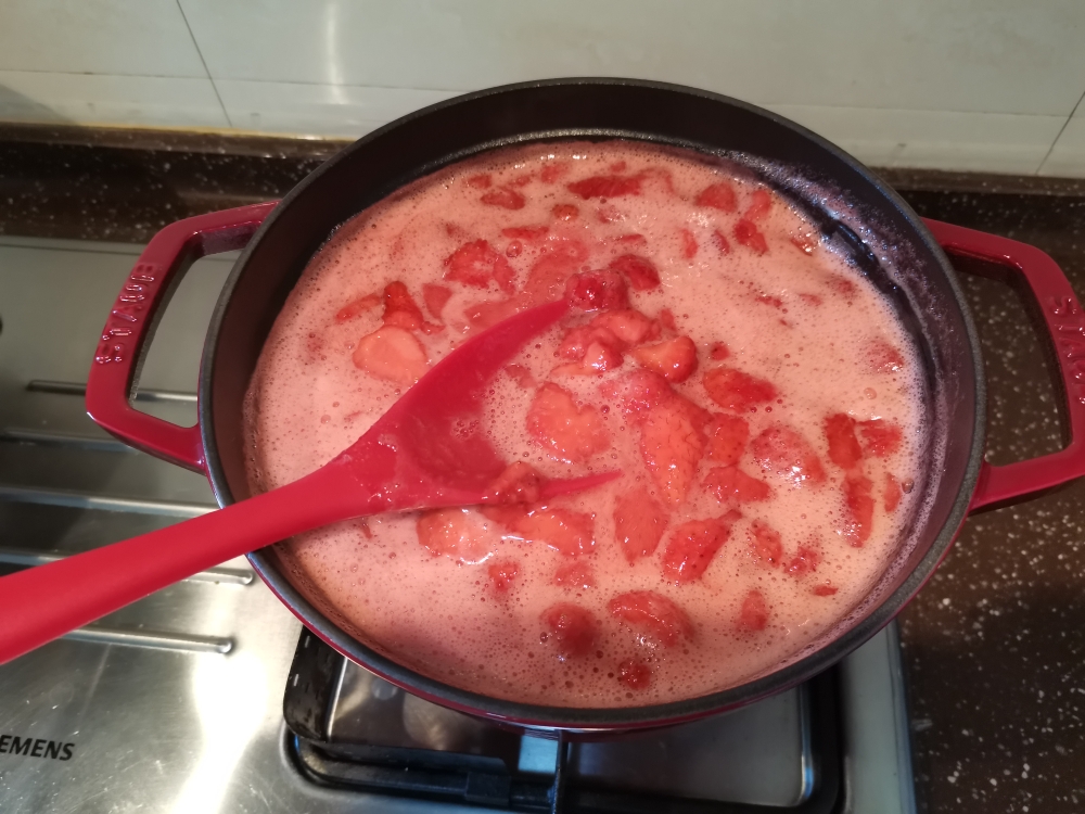 【亮晶晶的草莓酱】摘太多吃不完的好方法的做法 步骤7