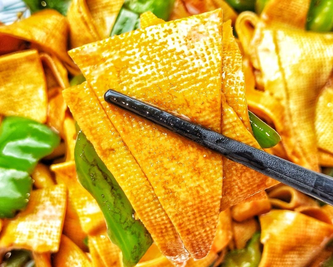 😘家常尖椒炒豆皮，做法简单好吃不长肉，饭桌上常见的一道菜，暖心暖胃。的做法