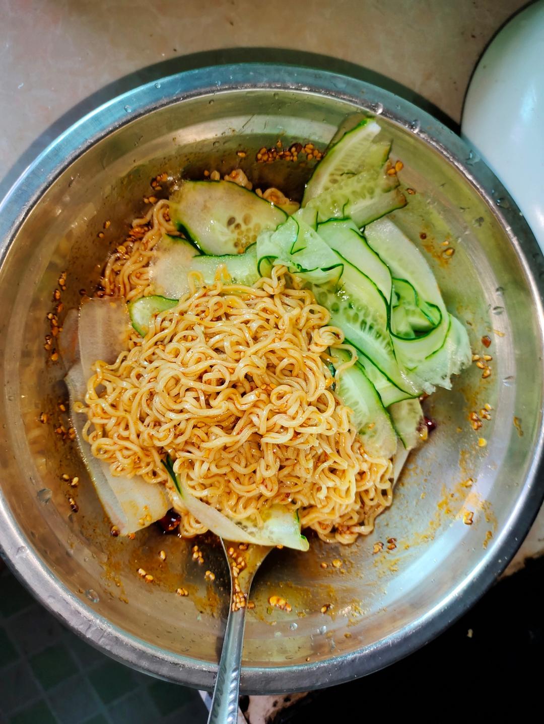 好吃到舔盘子的酸辣凉拌方便面～