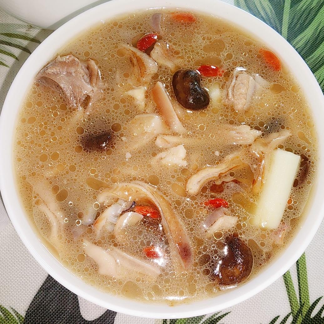 寒菌血墨鱼猪肚鸽汤