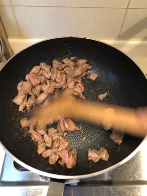 低脂 荷兰豆炒牛肉丁的做法 步骤2