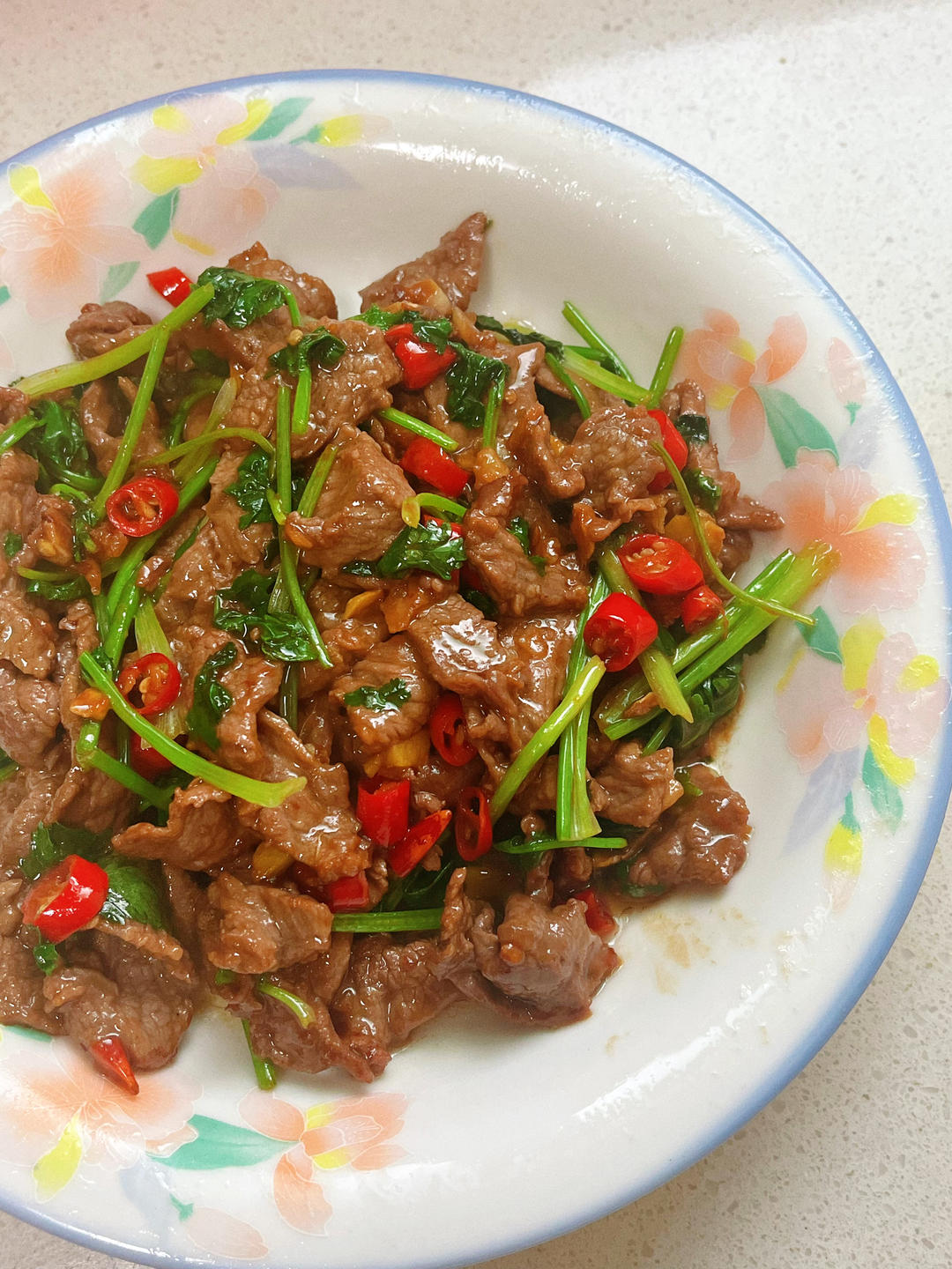 香菜炒牛肉，香辣下饭，爱吃香菜的朋友看过来，拌饭绝了