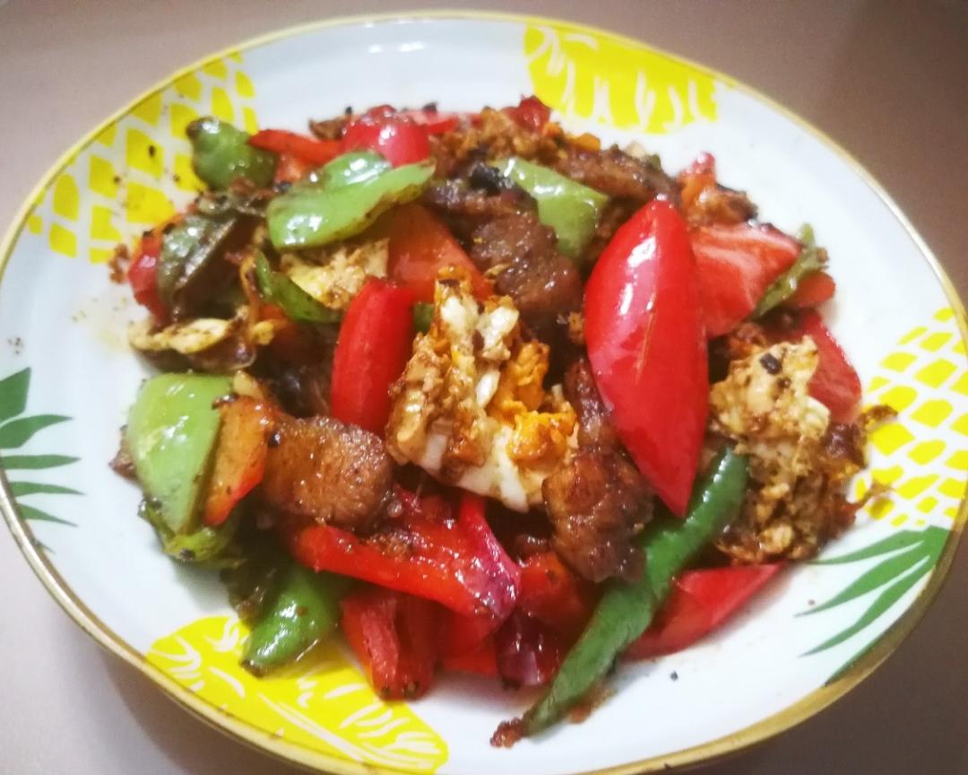 五花肉鸡蛋炒辣椒的做法