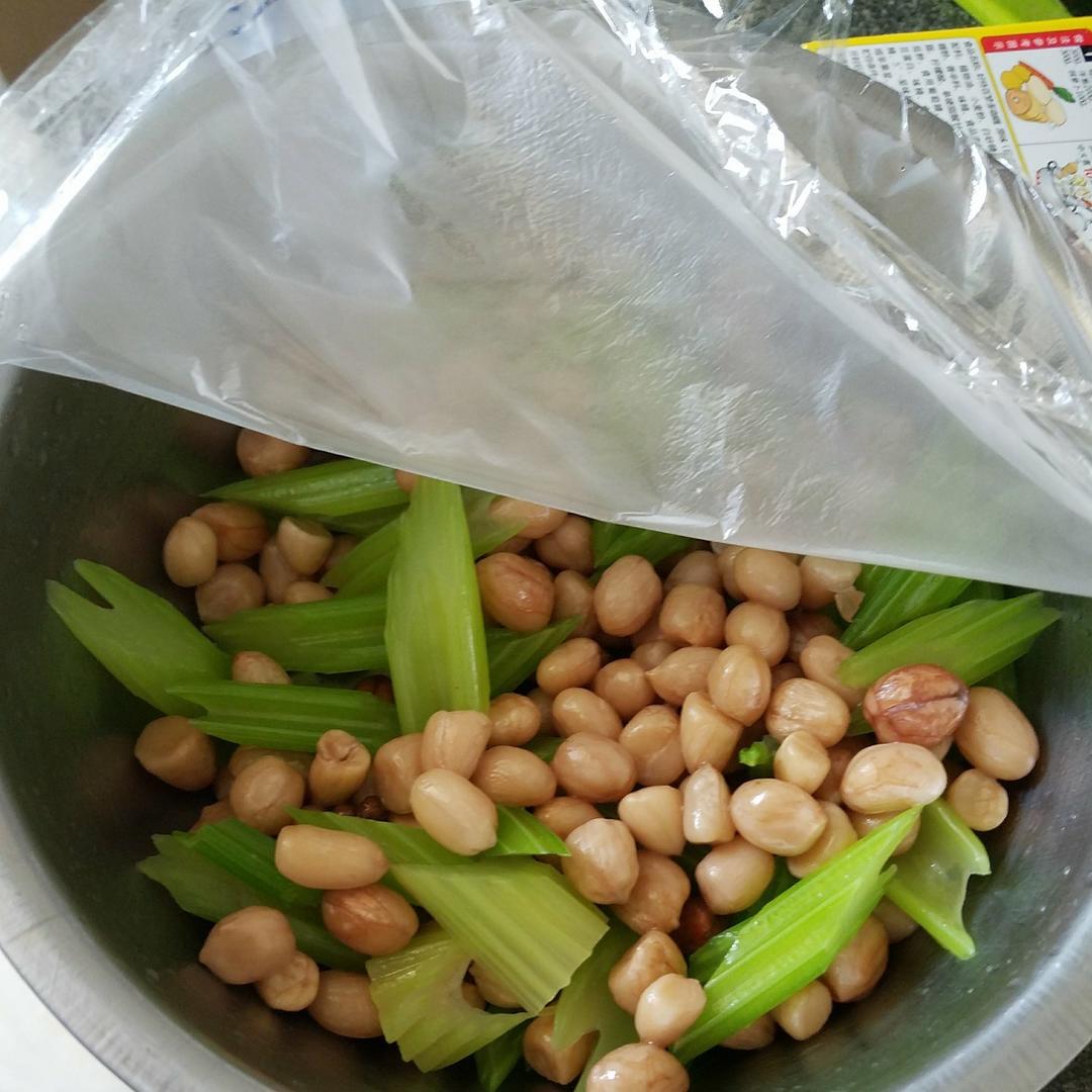 凉拌西芹花生胡萝卜