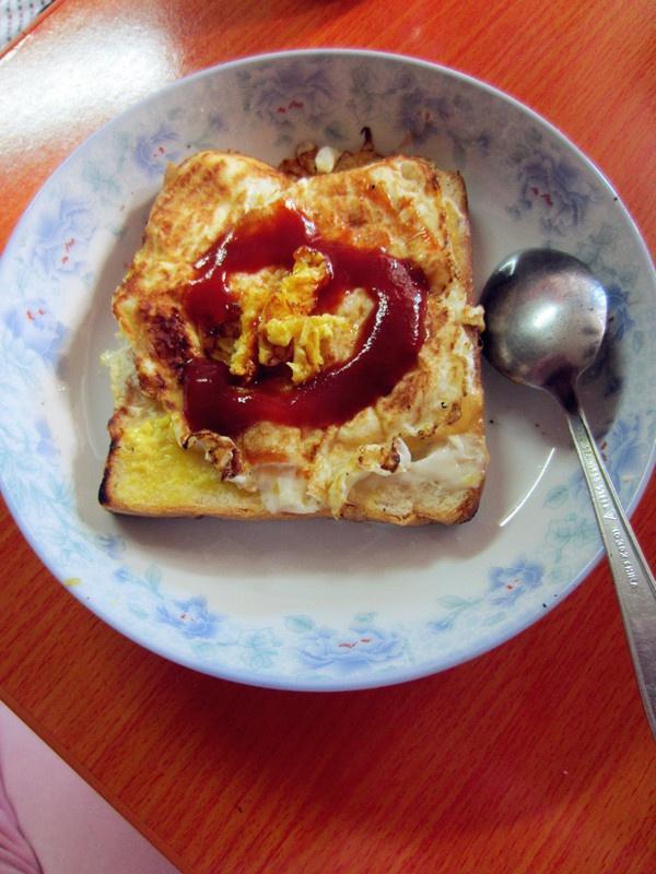 吐司芝士煎蛋是幸福快乐的一家