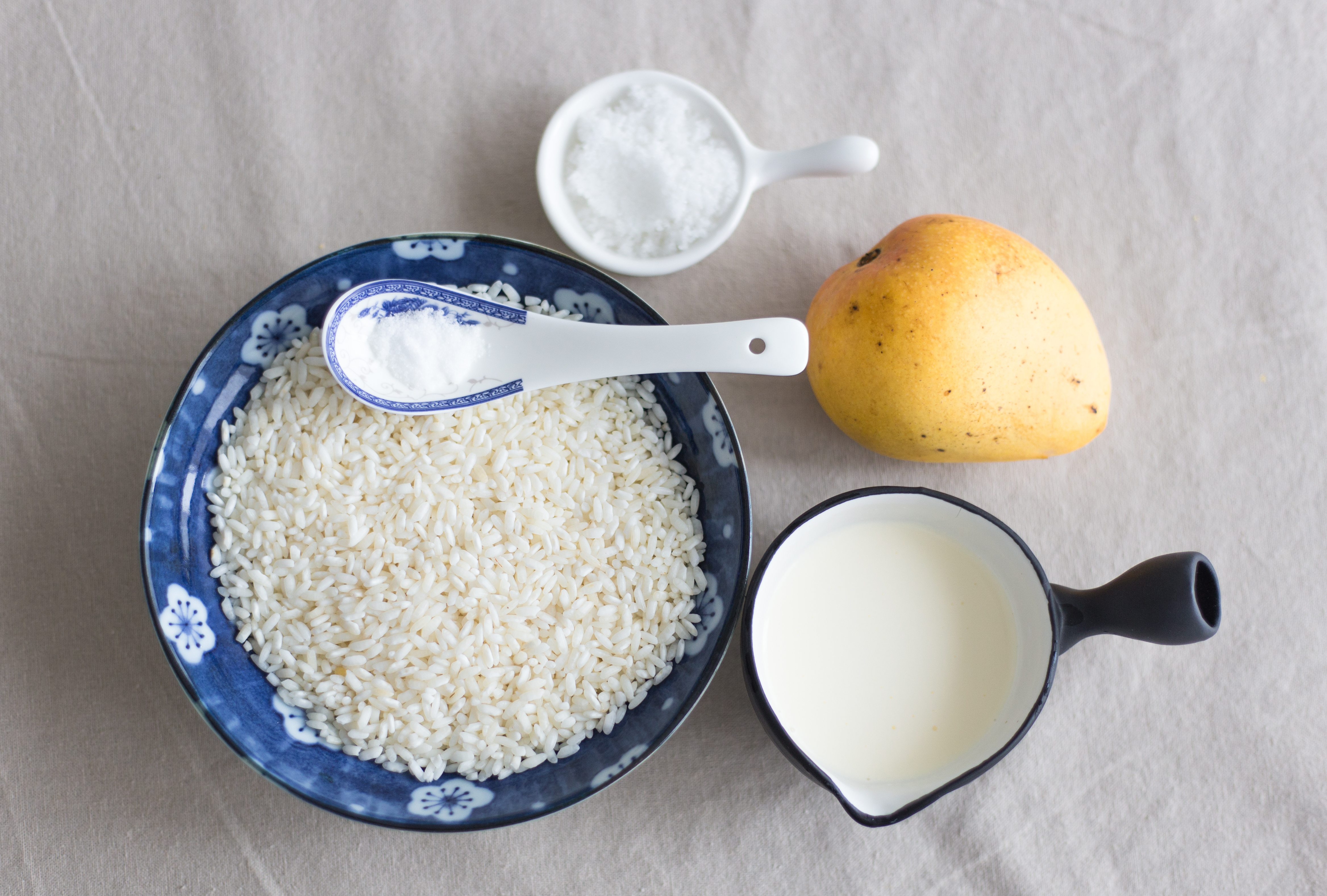 椰浆芒果糯米饭的做法 步骤1