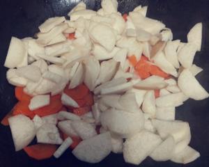 胡萝卜杏鲍菇炒肉丝的做法 步骤4