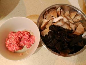 下饭的香菇木耳炒牛肉末的做法 步骤1