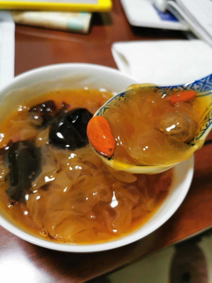 雪耳红枣枸杞桂圆羹