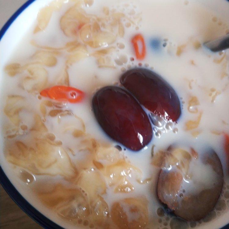 冰糖银耳红枣汤