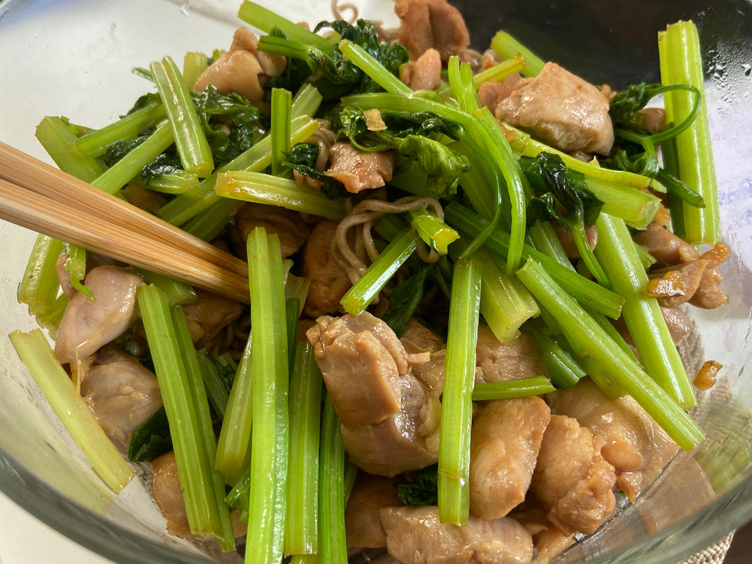 超级好吃的芹菜炒鸡丁