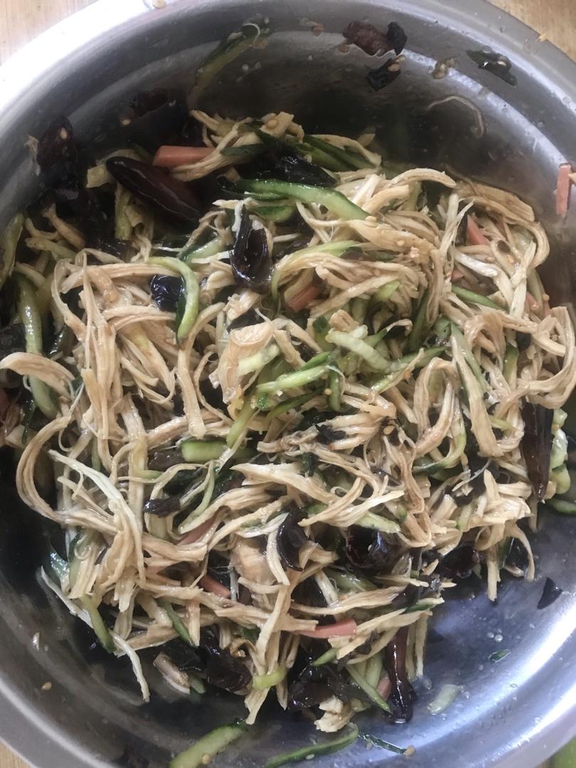 凉拌鸡丝（爽口低脂鸡胸肉）