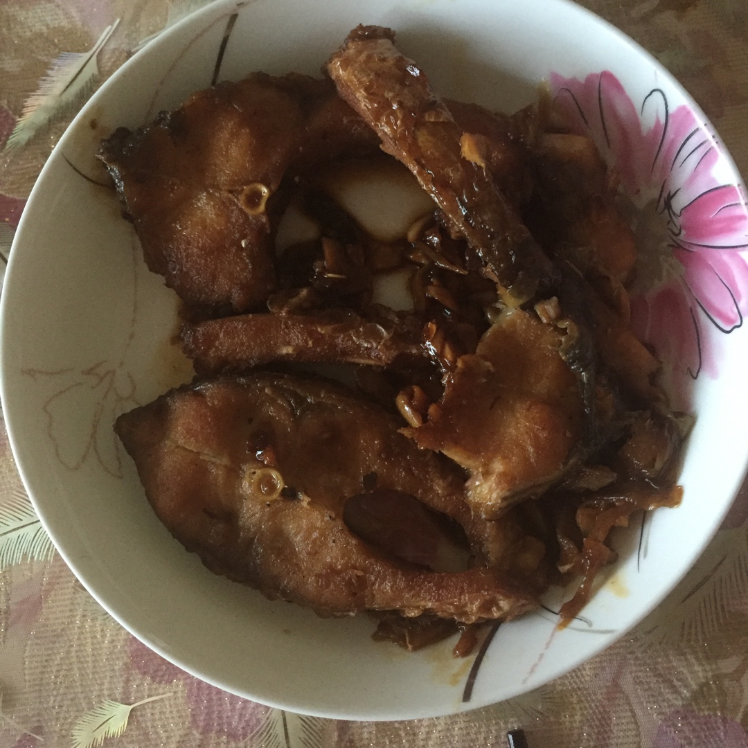 爆鱼。又叫熏鱼。