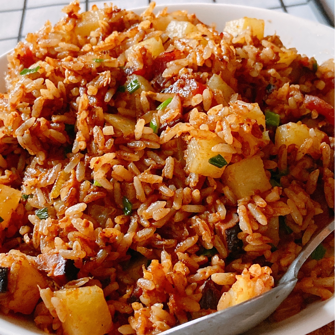 剩米饭的神仙吃法——土豆腊肠炒饭