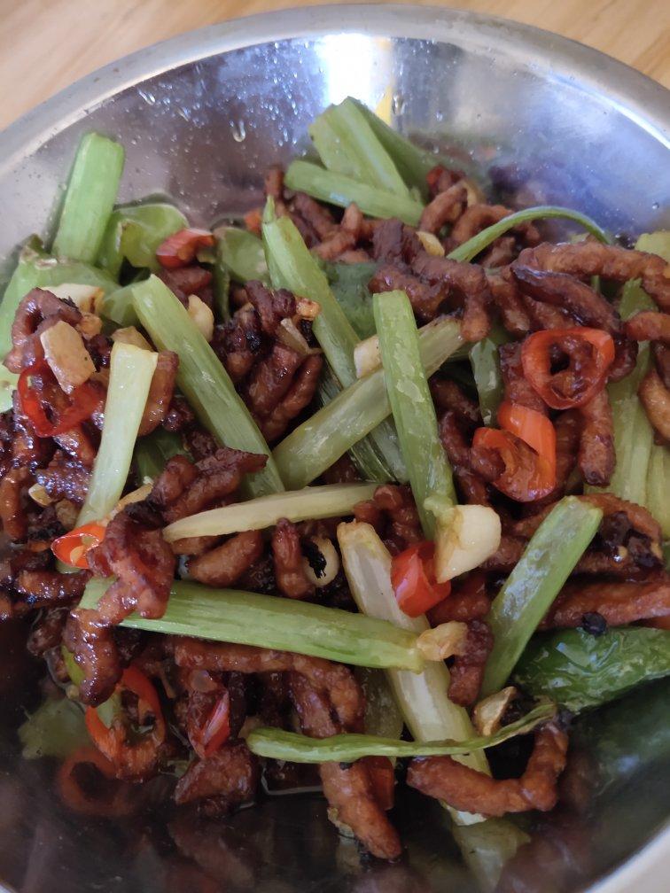 青椒肉丝，这样炒太好吃了。