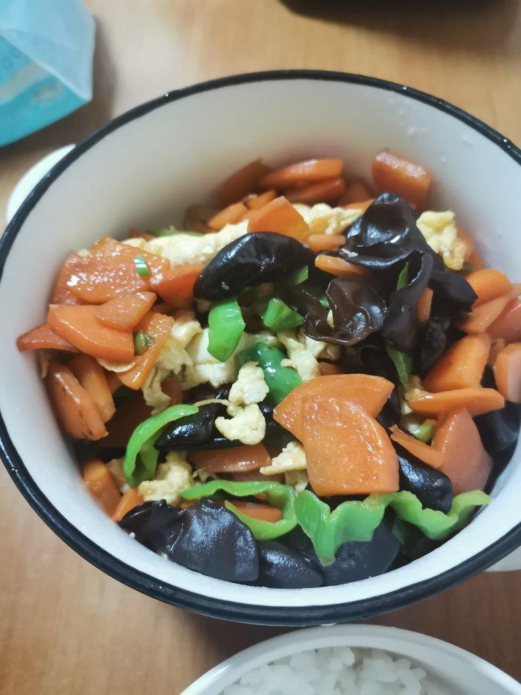 黑木耳青椒炒鸡蛋（营养又下饭）