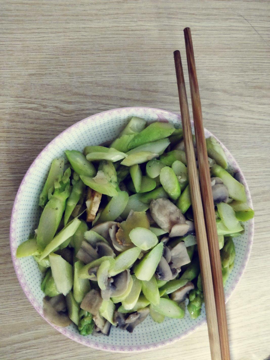 点击率超五十万的                    芦笋炒蘑菇