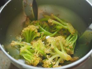 煸炒花菜的做法 步骤2