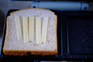 一块三明治就能包含了一餐中的主食蛋白质、钙和维生素|豌豆虾仁炒鸡蛋三明治|好喝的坚果玉米浓汤的做法 步骤6