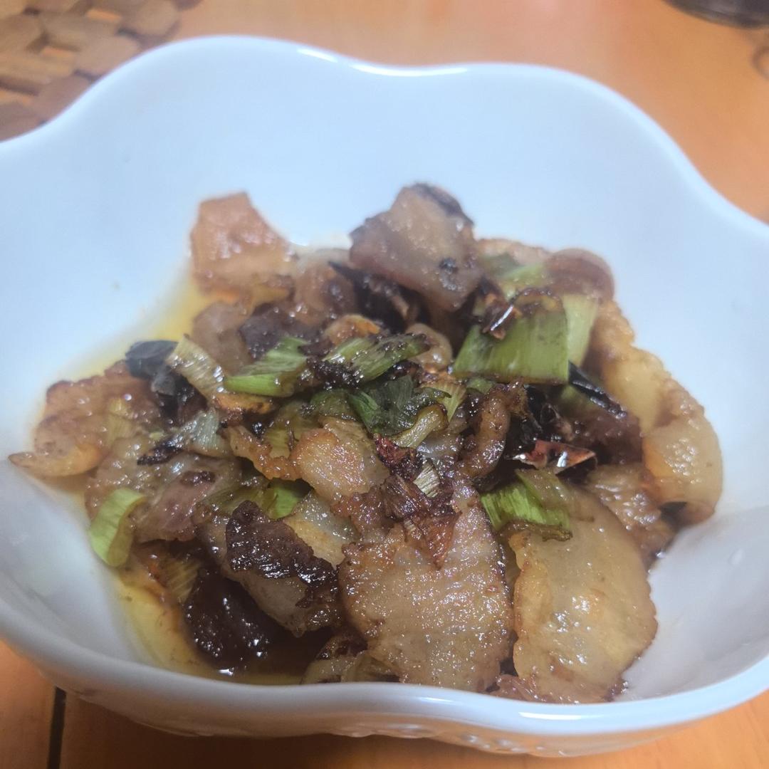 今日菜谱：咸肉炒蒜苗